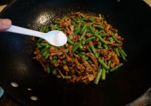 6.焖到自己喜欢的成熟度时打开锅盖，撒少许盐；