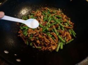 6.焖到自己喜欢的成熟度时打开锅盖，撒少许盐；