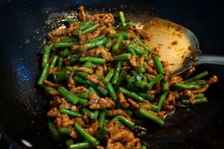 7.翻拌均匀，出锅。