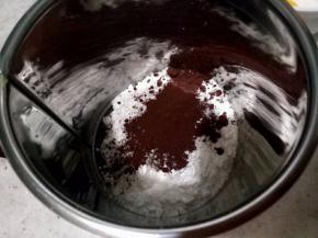 可可粉和低筋面粉混合过筛