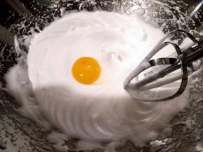 一个一个加入蛋黄，打匀。