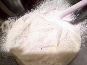 分三次筛入粉。切拌均匀。