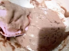 取一小部分与玉米油混合均匀