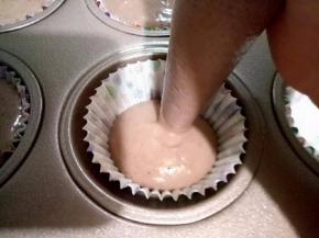 把面糊装入裱花袋，挤到纸杯里8分满即可。