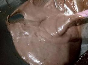 再把与玉米油混合好的面糊倒进所有面糊里翻拌均匀。