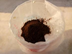 今天用个懒人的办法打奶油。把奶油，盐，糖粉，奥利奥碎放入裱花袋。