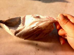 两头用手捏住，开始画圈摇。奶油不多的话，用这个办法可以省去你打完奶油洗打蛋器的步骤。哈哈。（我今天起的早拍照没办法，怕影响孩子睡觉，只能这样了）