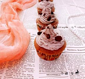 挤好奶油，在撒上点奥利奥碎。