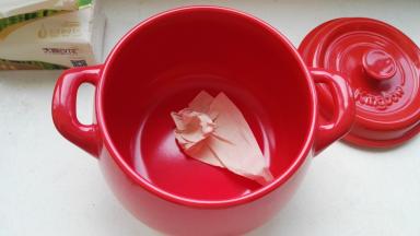 用厨房纸擦下浮尘（新砂锅用于烧烤时，不要用水洗）。