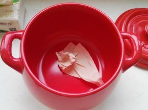 用厨房纸擦下浮尘（新砂锅用于烧烤时，不要用水洗）。