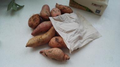 红薯洗净控下水，用厨房纸擦干水分。