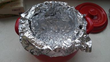 烤架上再放一层锡纸（为了防止红薯汁淌出来烤成焦斑难刷洗）。