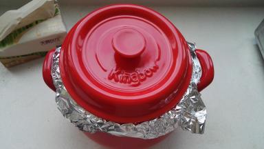 烤架上再放一层锡纸（为了防止红薯汁淌出来难刷洗）。
盖上锅盖（高出锅口的锡纸有利于把多余的水蒸汽排出锅外）。