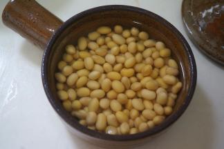 1.干黄豆提前泡好，天热可以放在冰箱里泡；