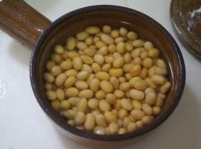 1.干黄豆提前泡好，天热可以放在冰箱里泡；