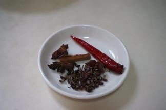 2.常见的几味小调料：八角、花椒、桂皮、干红辣椒，也可以根据口味来调整品种和用量；