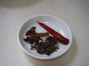 2.常见的几味小调料：八角、花椒、桂皮、干红辣椒，也可以根据口味来调整品种和用量；