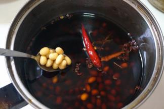 3.将豆子和调料同入小锅中，撒少许盐、倒少许老抽；