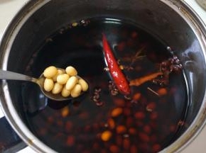 3.将豆子和调料同入小锅中，撒少许盐、倒少许老抽；