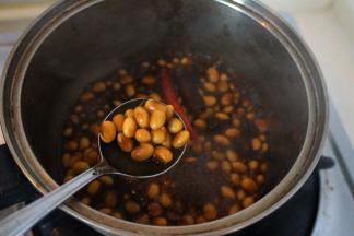 4.大火煮开，转小火慢慢咕嘟，真到汤汁变小变浓，并且豆子表面能有明显的酱汁，关火。