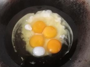 2.炒锅中倒适量油，比炒菜油略多些，鸡蛋直接磕入锅中；