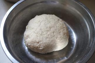 1.面粉加凉水，先用筷子搅拌成絮状，再手揉成柔软的面团，盖上盖子饧15分钟，再揉一次更滋润；用凉水或开水都成，凉水略有嚼劲儿，热水更加柔软，但是薄皮几乎没有太大的区别；