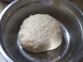 1.面粉加凉水，先用筷子搅拌成絮状，再手揉成柔软的面团，盖上盖子饧15分钟，再揉一次更滋润；用凉水或开水都成，凉水略有嚼劲儿，热水更加柔软，但是薄皮几乎没有太大的区别；