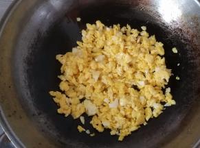 3.用铲子尖迅速将鸡蛋液打散，成均匀的鸡蛋块，晾凉使用；