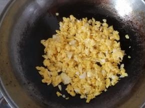 3.用铲子尖迅速将鸡蛋液打散，成均匀的鸡蛋块，晾凉使用；