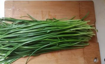 4.韭菜择洗干净，甩掉叶上的水；