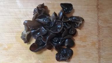 6.水发木耳切碎末；