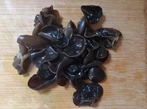 6.水发木耳切碎末；
