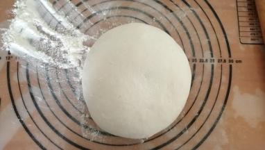 8.饧好的面团很滋润，放在揉面垫上揉一揉；