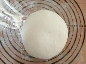8.饧好的面团很滋润，放在揉面垫上揉一揉；