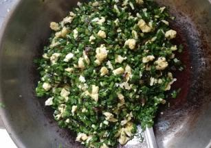 7.将韭菜、木耳与鸡蛋混合均匀，盐先不要提前放，包之前再放，这样可防止出汤；