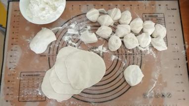 9.搓成长条，切成大小均匀的剂子，按扁；擀成四周略薄中间稍厚的圆皮；