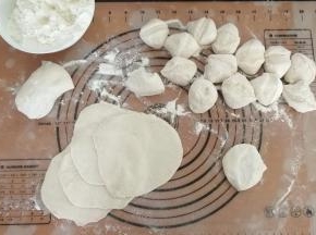 9.搓成长条，切成大小均匀的剂子，按扁；擀成四周略薄中间稍厚的圆皮；