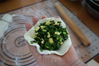 10.取适量馅在面皮上，馅的多少看自己的手艺了；