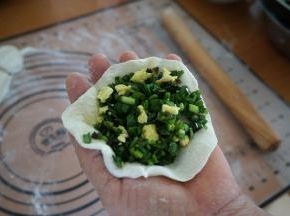 10.取适量馅在面皮上，馅的多少看自己的手艺了；