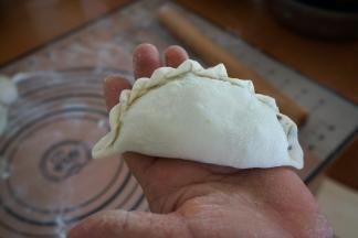 11.对捏成饺子状，想要漂亮再捏点儿花边，合子就好了；