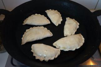 12.饼铛中抹少许油，将花边合子码放在锅里，用刷子在表面薄薄地刷一层油，待底面定型后，翻个儿；