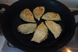 13.盖锅盖，小火烙，直到两面金黄。