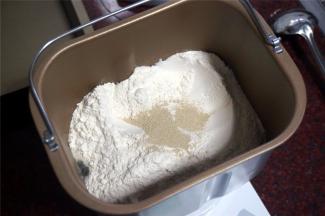 除黄油外，将主料按照先液体后固体的顺序放入面包机。