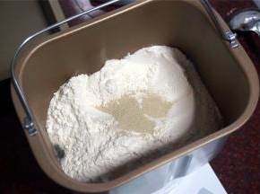 除黄油外，将主料按照先液体后固体的顺序放入面包机。