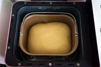 揉面程序完成后，选择发酵程序，发酵1.5个小时，让面团发至两倍大。