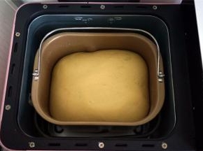 揉面程序完成后，选择发酵程序，发酵1.5个小时，让面团发至两倍大。