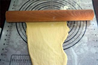 取出面团，擀开排气。