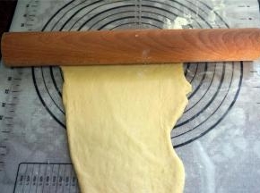 取出面团，擀开排气。