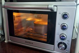 上火150度，下火175度，进行烤箱预热，提示音响后放入倒数第二层的烤架上，大约烤30分钟，顶部上色后加盖锡纸。