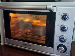 上火150度，下火175度，进行烤箱预热，提示音响后放入倒数第二层的烤架上，大约烤30分钟，顶部上色后加盖锡纸。